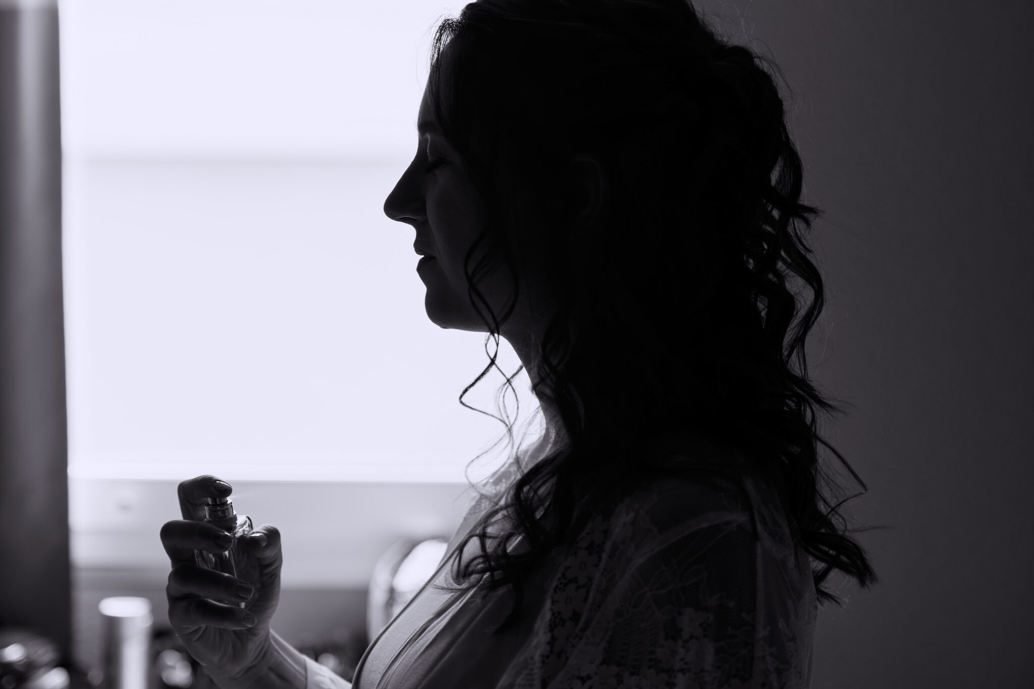 Photo en ombres chinoises des préparatifs d'une mariée qui se parfume.