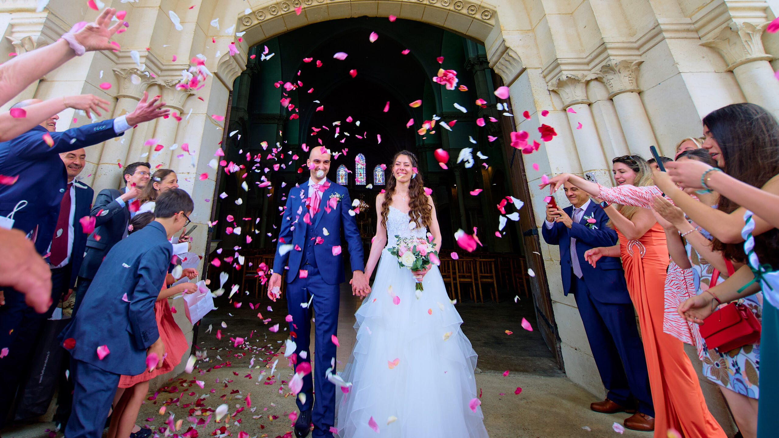 Avec plusieurs années d'expériences dans la photographie de mariage, Sébastien est reconnu pour ses photographies élégantes, intemporelles et son style unique