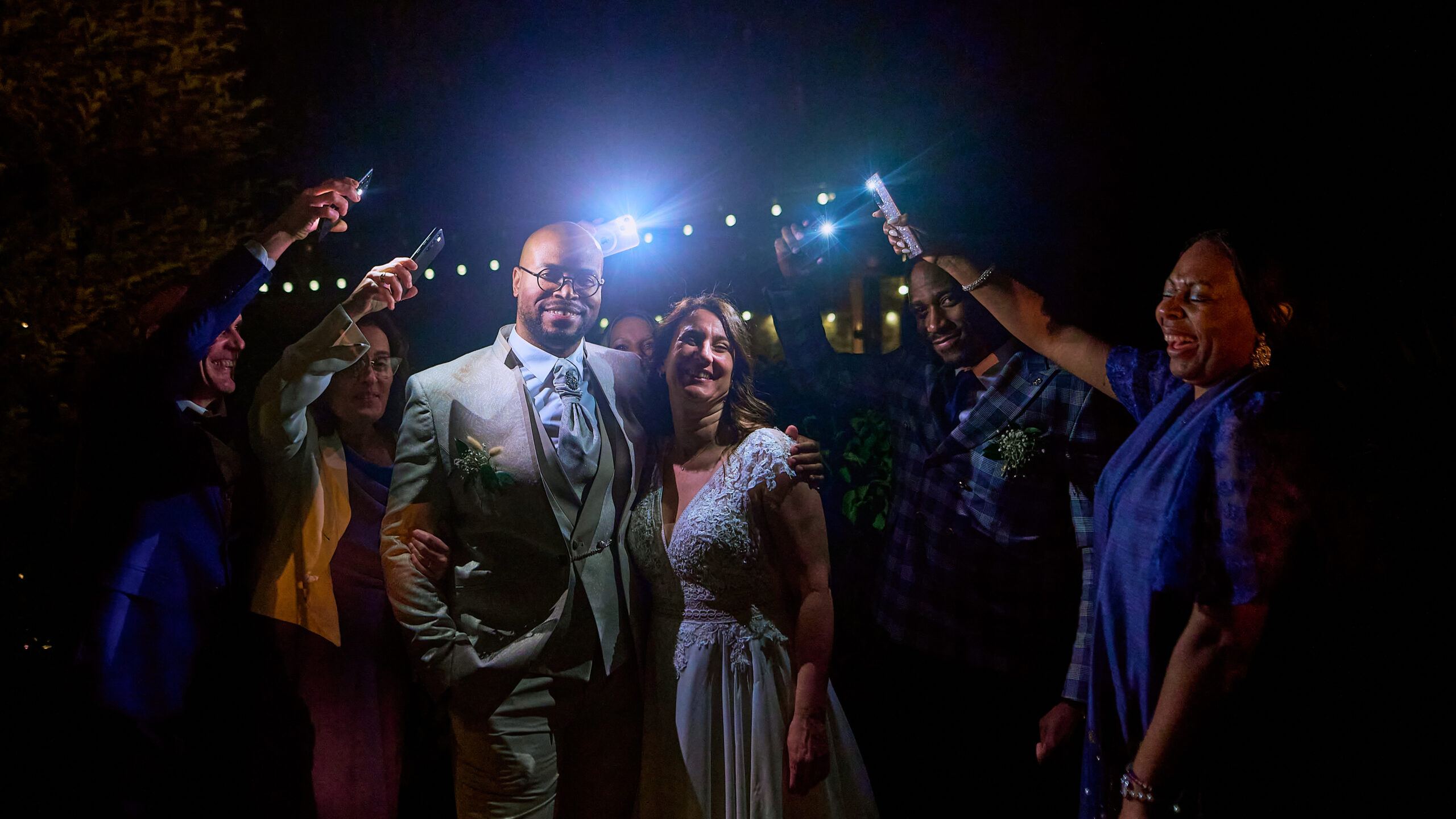 Avec plusieurs années d'expériences dans la photographie de mariage, Sébastien est reconnu pour ses photographies élégantes, intemporelles et son style unique