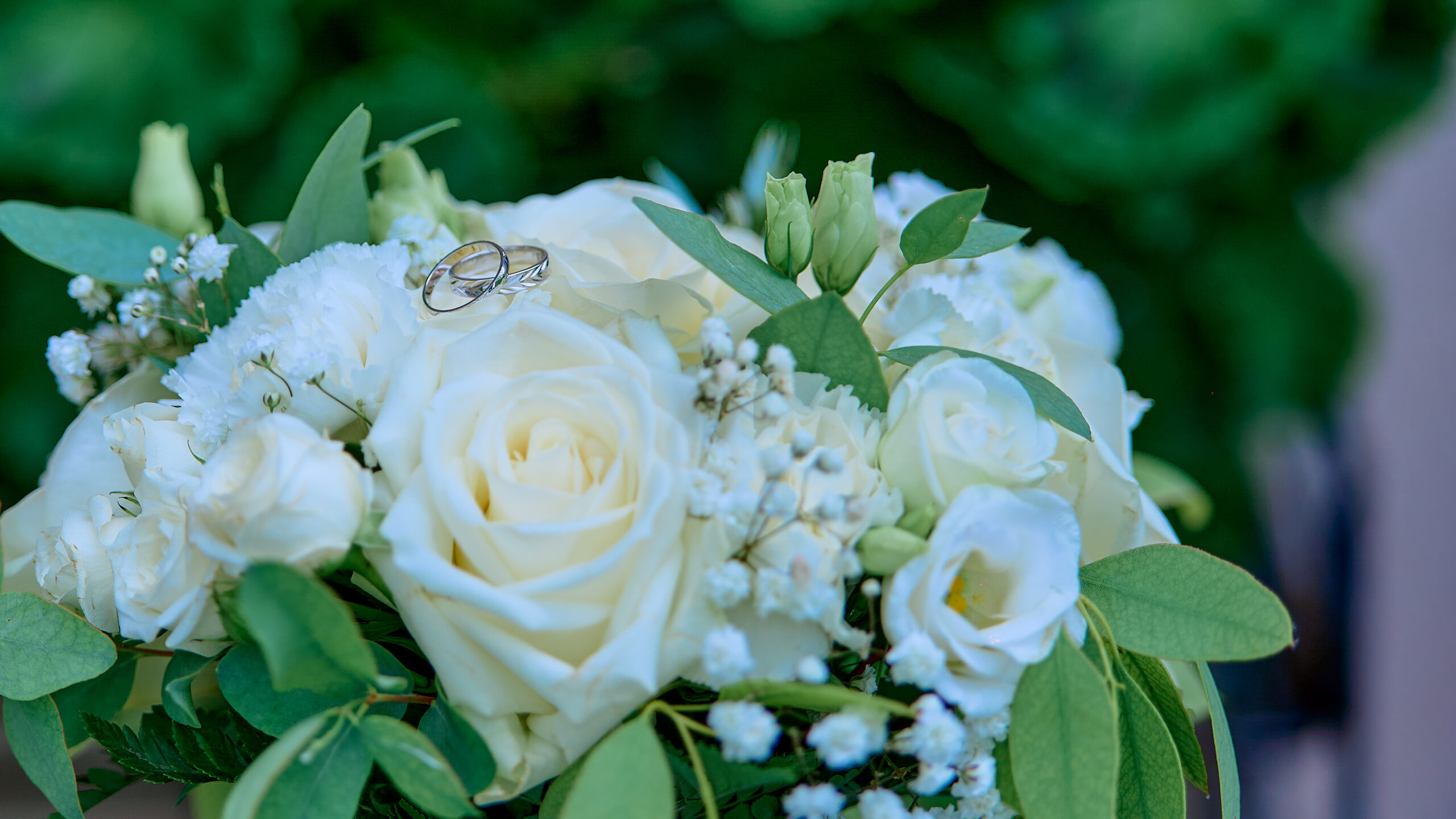 Avec plusieurs années d'expériences dans la photographie de mariage, Sébastien est reconnu pour ses photographies élégantes, intemporelles et son style unique