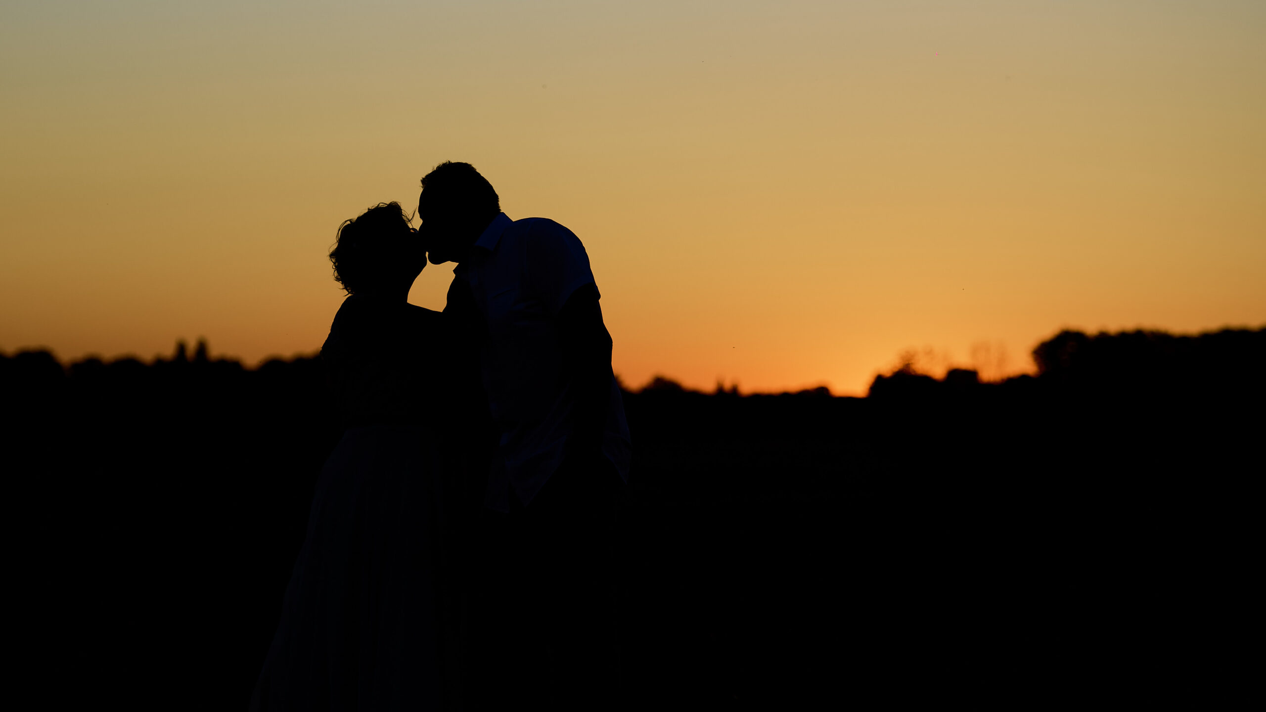 Avec plusieurs années d'expériences dans la photographie de mariage, Sébastien est reconnu pour ses photographies élégantes, intemporelles et son style unique