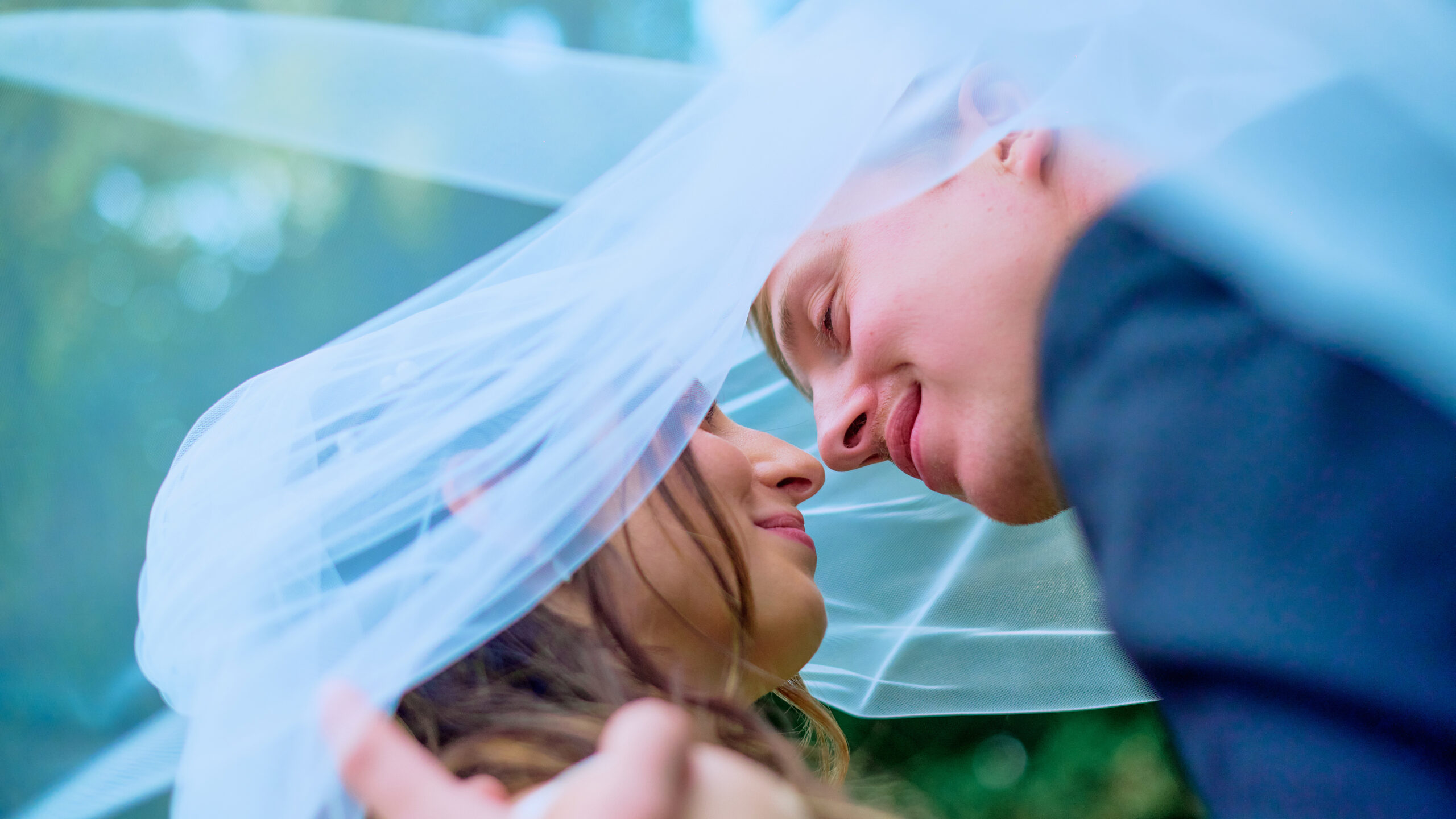 Avec plusieurs années d'expériences dans la photographie de mariage, Sébastien est reconnu pour ses photographies élégantes, intemporelles et son style unique