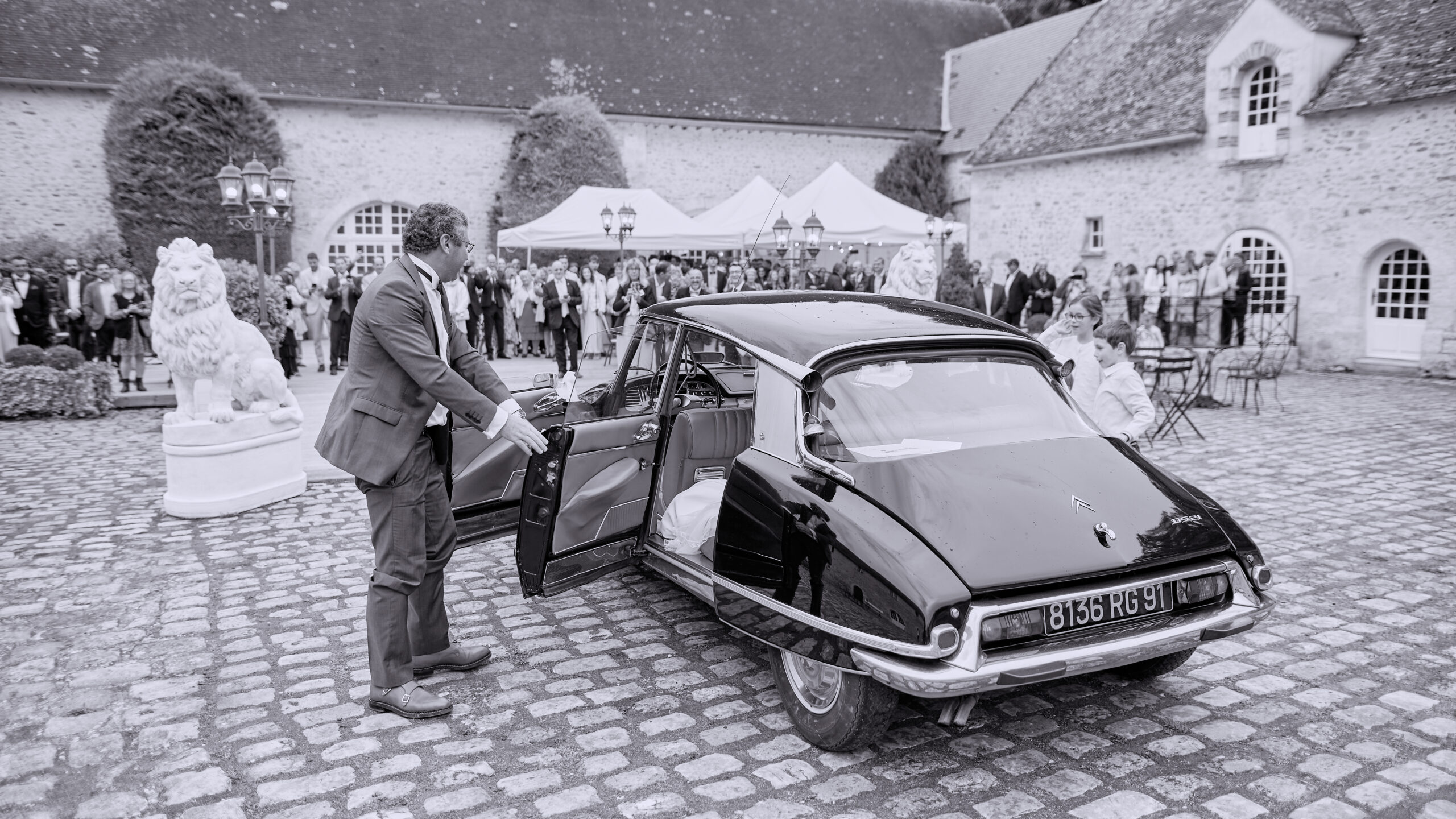 Avec plusieurs années d'expériences dans la photographie de mariage, Sébastien est reconnu pour ses photographies élégantes, intemporelles et son style unique