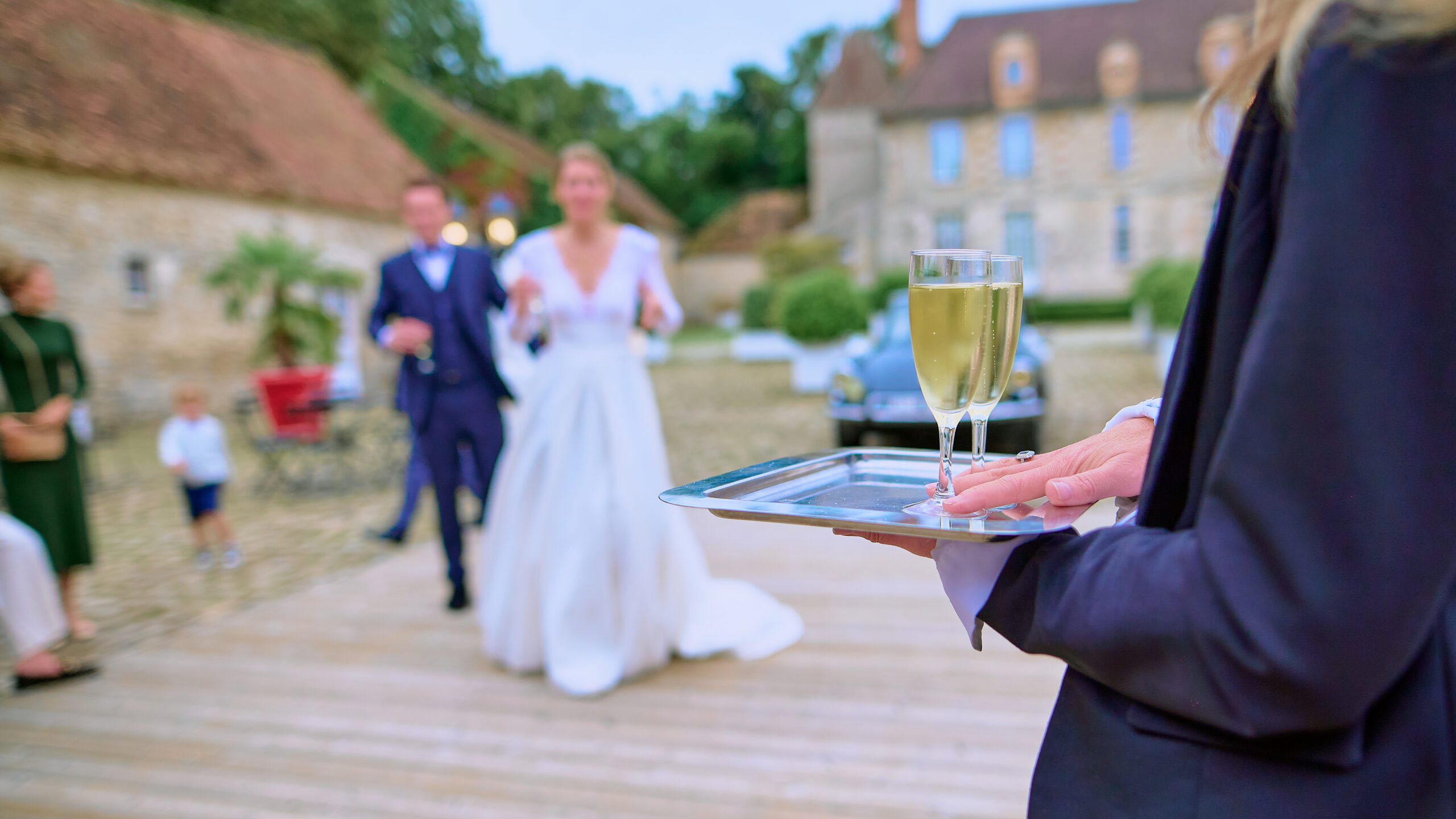 Avec plusieurs années d'expériences dans la photographie de mariage, Sébastien est reconnu pour ses photographies élégantes, intemporelles et son style unique