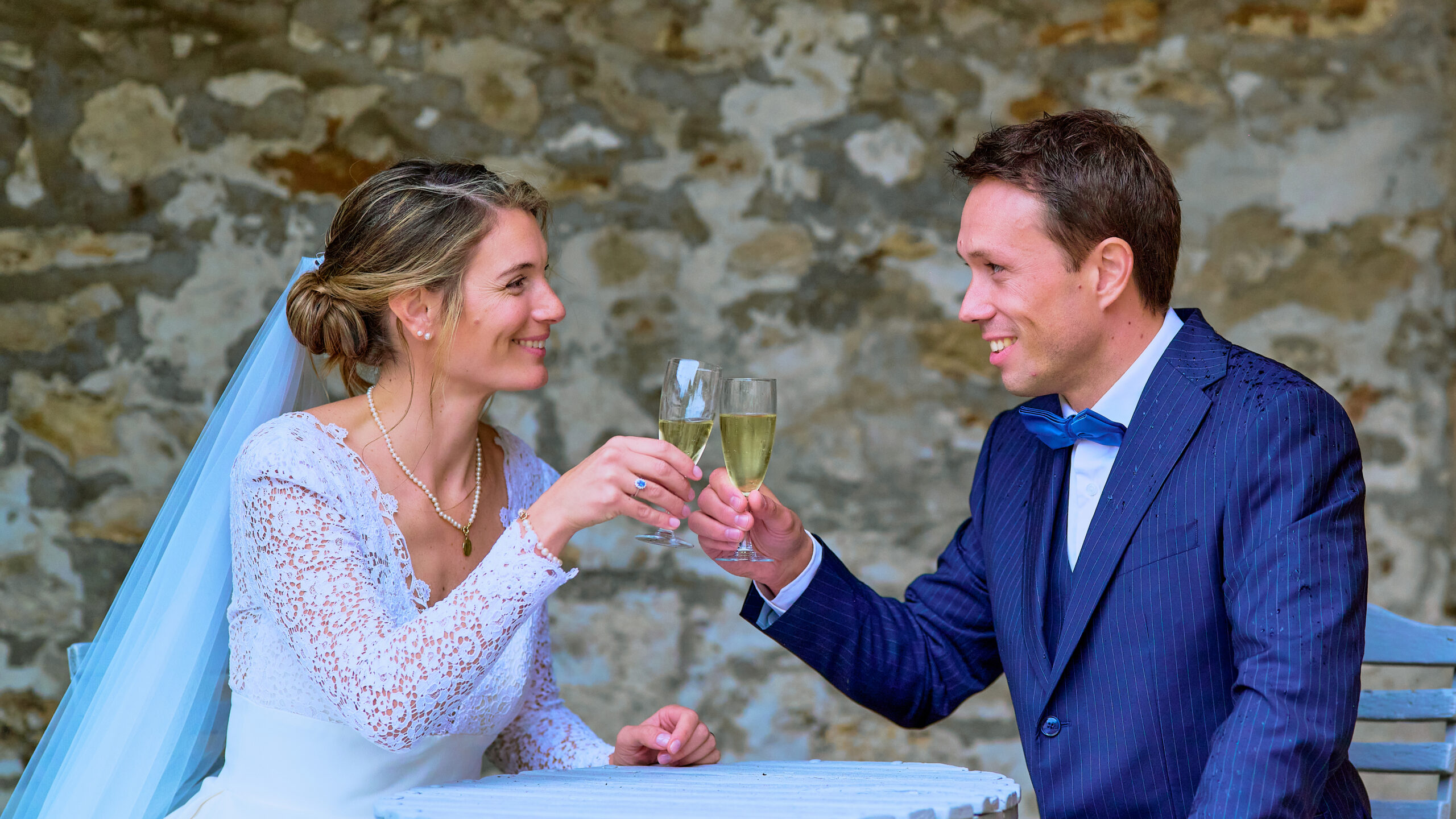 Avec plusieurs années d'expériences dans la photographie de mariage, Sébastien est reconnu pour ses photographies élégantes, intemporelles et son style unique