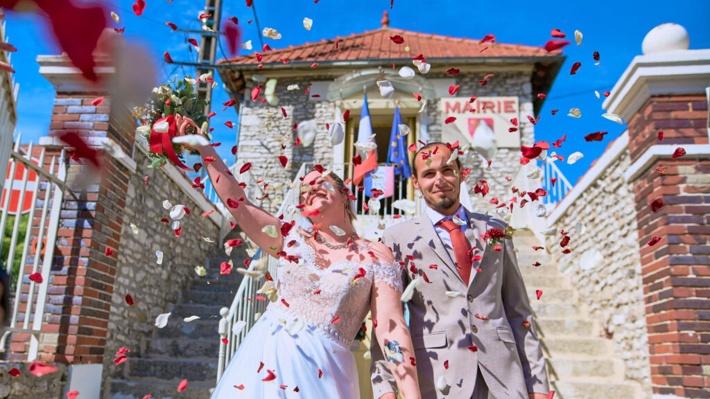 Sortie des mariée de la mairie sous une pluis de pétales de roses