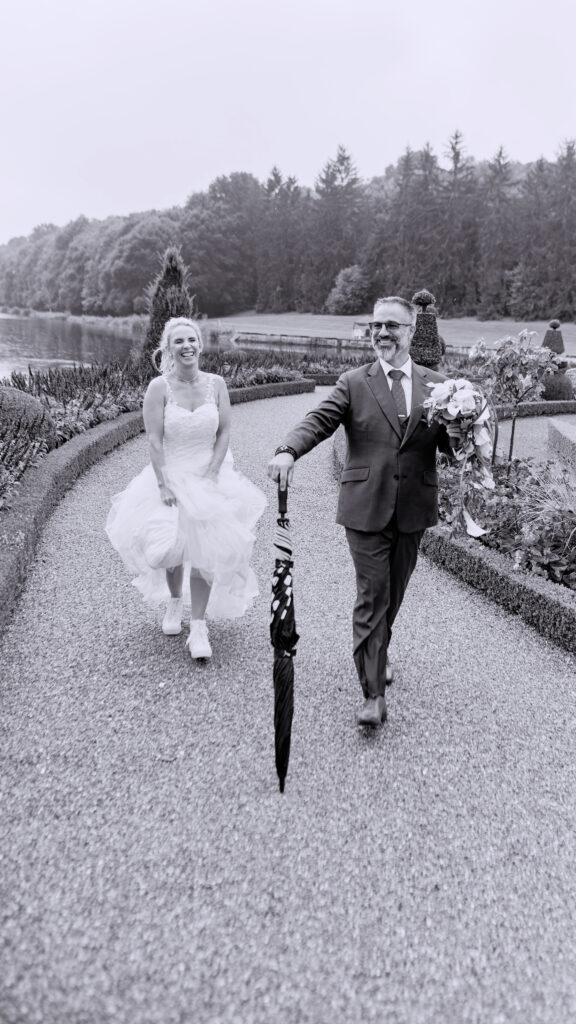 Couple qui mache dans l'allée d'un chateau