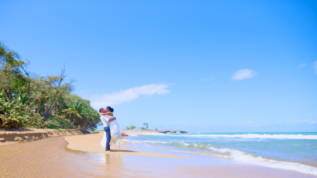 Couple de marié s'amusant sur une plage